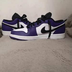 Jordans 1s Low "court purple"  - Säljer nu mina Jordan 1s, då de inte riktigt föll mig i smaken. Däremot är det inget fel på skicket, då de är i princip oanvända. Skulle någon vara intresserad kan även ett par creaseskydd följa med. 