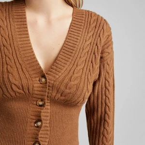 Brun kofta  - Brun kofta från Bershka, den är helt nyköpt med prislappen kvar. Säljer pga passade inte mig. Kan möta upp i Stockholm eller frakt för 79 💘