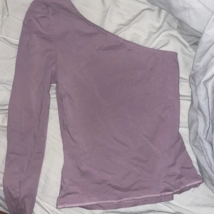 Nakd en arm topp - En topp som bara legat i min byrå som jag inte vågat sälja förens nu då jag tycker den är jättefin men aldrig kommit till användning. Den är i storlek xs och är från nakd minns ej exakt vad den kosta som ny men säljer den för 90 kr som jag vet va billigare än vad jag köpte den för 😇90 kr+frakt