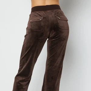 Juciy couture velvour byxor bruna - Fick i julklapp men märkte att de ej va min stil. de är som nya och har inga defekter eller skador! Storlek XS. Skriv för bilder när jag har själv har på mig dem❤️ Beställda från NK. Byter mot ljusgröna eller beiga storlek XS eller XXS. Slutsålda överallt vad jag har sett