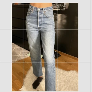 Levis jeans - Jag säljer mina skit snygga Levis jeans i storlek 24 för att dem ej kommer till användning tyvärr💕💕 passar alla i längden upp till 165 (om du vill att dem ska sitta ner till skorna🤍 jag råkade riva upp under rumpan på byxorna (se bild 3) men enligt mig syns det inte men är en snygg detalj. Bilden visar hur jag lagade dem innefrån! Och på bild 2 kan du se hur ”upprivningen” ser ut nu efter lagning. Kan skicka mer bilder om det behövs❤️❤️