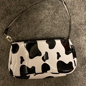Väska - Cow print baguette väska, använt få gånger, jätte fin och jätte bra! Kommer tyvärr inte till någon användning längre:)