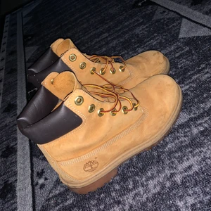 Timberlands - Har använt ett par gånger förra året. Aldrig använt igen. Jätteskönt passform och äkta märket. Köptes för 1800kr. Pris kan diskuteras 💕
