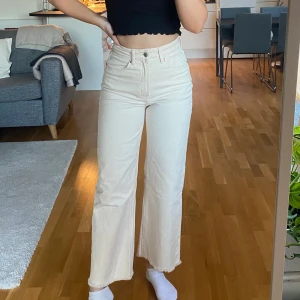 Beige jeans storlek 36 - Högmidjade beige jeans i storlek 36🥰 väldigt bekväma och lagom stretchiga. Perfekt nu till våren😍 