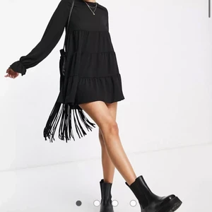 ASOS playsuit - Storlek XS. Lite för lång för mig som är 1,57 lång. lånade bilder. köp direkt 150