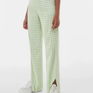 Grön vit rutiga kostymbyxor  - Säljer med seg mina älskade somriga kostymbyxor då dem är försmå, använda knappt 2 ggr. Inga hål eller skavanker på dem. Äkta framfickor fram. Köparen står för frakt💕💕