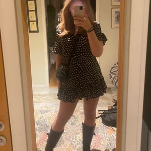 Klänning stjärnor  - Så ball klänning i svart med stjärnmönster. Älskade denna med ett par höga boots. Är i storlek M men passar S. Säljer för 190💗