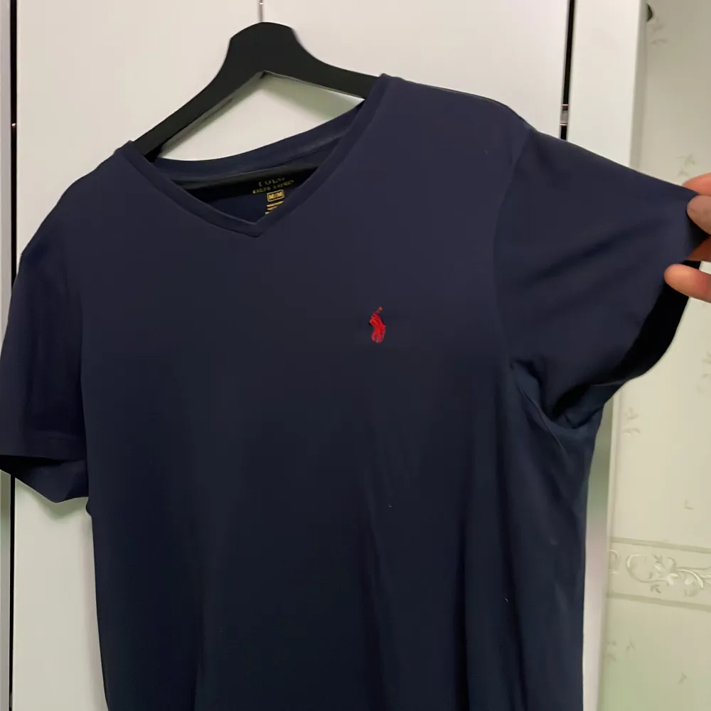 Navy färgad v-ringad t-shirt köpt från Ralph Lauren Polo i New York. Använd 2 gånger, nypris 499kr. Så priset är absolut inte prutbart. (Stor i storlek). T-shirts.