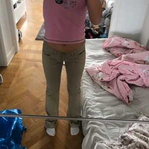 beige - superfina beige lågmidjade byxor som tyvärr inte kommer till användning längre!! ena bälteshällan har typ lossnat men man kan väldigt enkelt sy på den (kan skicka bild)💖💖