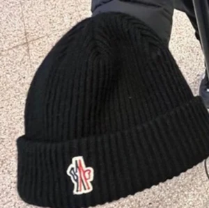 Moncler mössa - Hej jag säljer min moncler mössa nästan helt ny finns i Karlskrona 