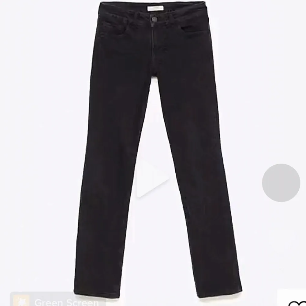 Säljer mina mid-rise jeans i svart men lite grå i nyansen då de ej passar mer. Modellen liknar den på bilden men är INTE samma märke. De sitter mer som ”skinny jeans”. Skriv för fler bilder! . Jeans & Byxor.