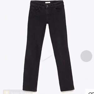 Svarta mid-jeans  - Säljer mina mid-rise jeans i svart men lite grå i nyansen då de ej passar mer. Modellen liknar den på bilden men är INTE samma märke. De sitter mer som ”skinny jeans”. Skriv för fler bilder! 