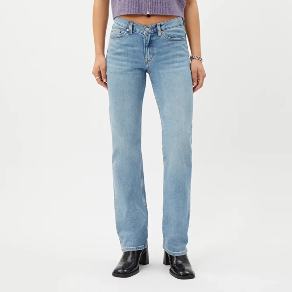 Ett par jeans från weekday. De är i modellen ”twig mid slim straight jeans”. Säljer då de har blivit lite korta på mig som är 175. Jeans & Byxor.
