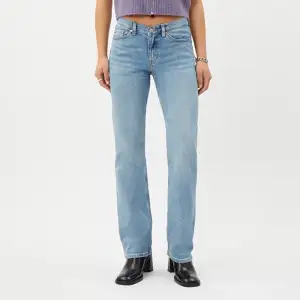 Ett par jeans från weekday. De är i modellen ”twig mid slim straight jeans”. Säljer då de har blivit lite korta på mig som är 175