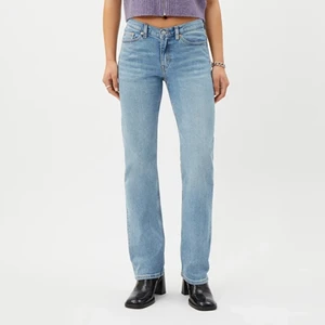 Weekday jeans - Ett par jeans från weekday. De är i modellen ”twig mid slim straight jeans”. Säljer då de har blivit lite korta på mig som är 175