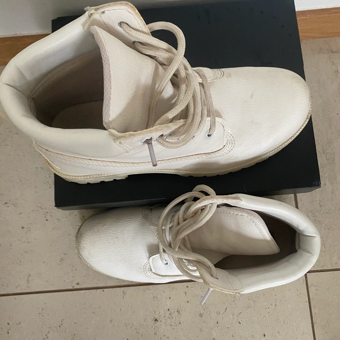 Vita kängorna  - 91