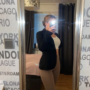 Blazer - En svart blazer ifrån Zara i storlek 38/M, skulle säga att den är lite liten i storlek, tror den passar bättre på en S. Väldigt väldigt fin men vill köpa en lite större. Om många är intresserade så gäller högsta bud. 