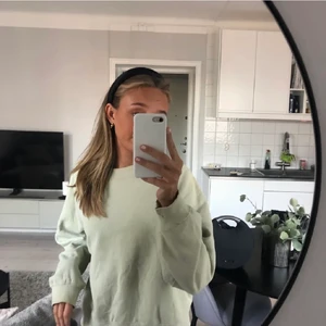 Grön sweatshirt  - Jättesöt ljusgrön sweatshirt från Gina 💚 är i storlek L och därav oversized. Är knappast använd och i bra skick. Är superfin till ett par blåa jeans eller en söt kjol och passar jättebra nu till våren 💕💕 köpare står för frakt 
