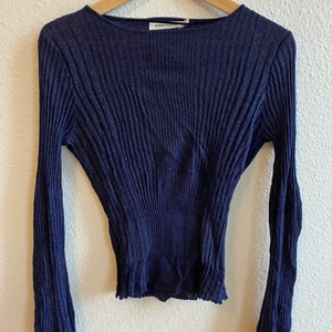 Långärmad glittertopp, Carin Wester, S - Mörkblå/silver topp, smickrande över midjan, från Carin Wester i storlek S. Mycket fint skick. 