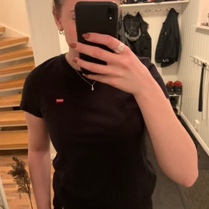 Svart t-shirt - Svart t-shirt från Levis. Storlek medium. Köparen står för frakten❣️