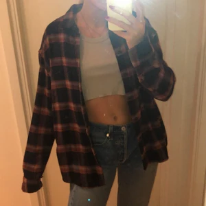 Rutig skjorta  - Supersnygg rutig skjorta☺️ perfekt att ha över linnen eller t-shirts 💕. Från asos herravdelning strl xs så ca S/M i damstorlek 