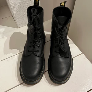 Dr martens  - Säljer nästan helt nya underbara Dr martens pga fel storlek. Endast testade någon dag men passar tyvärr inte. Kan mötas i Sthlm eller frakta! Svarta och storlek 38! 🌻🌻Köpte dem för 1600kr. Priset kan diskuteras.