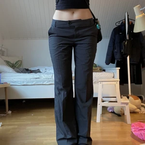 (intressekoll) lågmidjade byxor - 🌟🌟KÖP DIREKT FÖR 600 KR🌟🌟 Super trendiga lågmidjade byxor ifrån märket espirit!❤️‍🔥 älskar detaljerna och de är i toppskick. är i storlek 38 men passar mig som är en 36/s🧚 ‼️är 173 cm‼️ ⚡️midjemått (ca vid höfterna) 84 cm och beninnerlängd är 86 cm⚡️  frakt ingår ej 