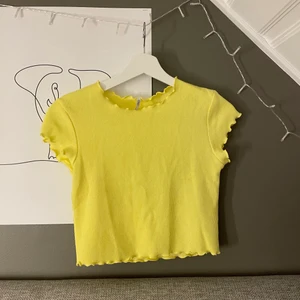 Söt gul croppad volang topp - Söt croppad topp med lite volang vid öppningarna, plagget är från Only och är använd fåtal gånger❤️❤️