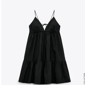 Zara Klänning - Säljer min fina Zara klänning som är helt slutsåld!!❤️ Har bara haft på mig 2 gånger, då den inte kommer till så mycket användning. Kan även passa XS-S med hjälp av snörena. Budgivning pågår till fredag, då många är intresserade❤️ Högsta budet är 350kr!