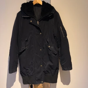 Filippa K parkas  - Svart parkas från Filippa K, avtagbart teddy foder som går att använda separat. 