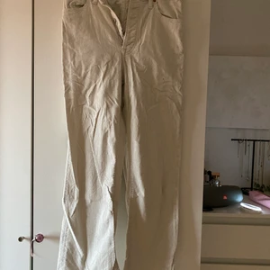 Manchester byxor Levi’s - Vita Manchester byxor från levis. Modell ribcage straight. (Insydda i midjan) pris kan diskuteras i kommentarerna :) enligt zalandos storlekar är dem 29x29 