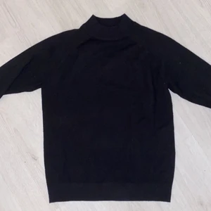 turtleneck tröja 🖤 - supersnygg turtleneck tröja som sitter jätte bekvämt<3 