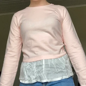 Söt tröja med volang! - Superfin rosa tröja med volang!💕 Säljer då den inte används (inte min stil) Bara testad. Passar alla mellan 146-170  Skriv för fler bilder!
