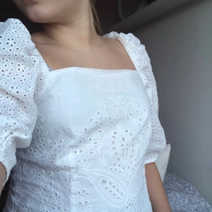 Vit söt topp med mönster H&M - Säljer denna vita söta topp med mönster på från H&M. Använd ett par gånger, köptes i somras och är i ett lite tjockare material. Den är i storlek 36 men passar nog en 34 också. Kan köpas direkt för 89-99kr. Skriv privat för fler bilder eller några frågor💗