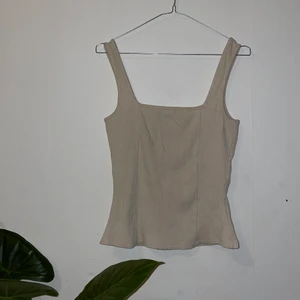 Snygg beige tanktop  - Ribbad, från NA-KD strl XS men skulle säga S. Endast använd 2/3 ggr