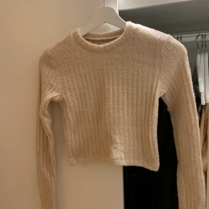 Pull & bear tröja med ludd  - Tröja från pull&bear, aldrig använd men tyvärr inga tags kvar 