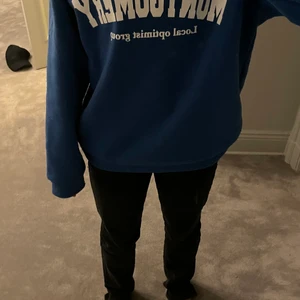 Blå tröja - Blå tröja med vit text