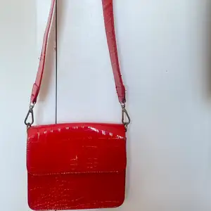 Röd väska från hvisk! Sjukt snygg detalj till alla outfits!