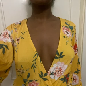 Nelly  - Säljer den blommiga bodysuiten från Nelly storlek xs använd ett par gånger 