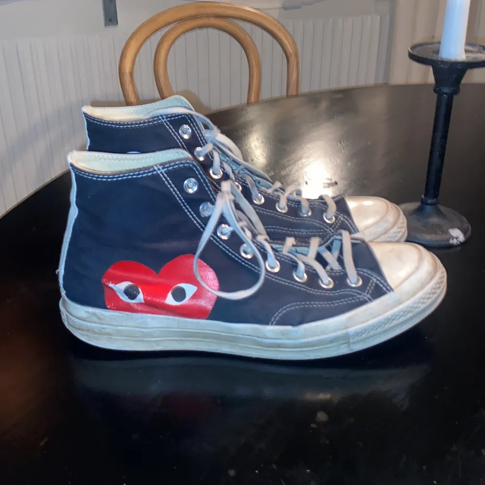 Skon har en skön använd look som jag tycker ger en najs karaktär til skon. Den är inte sönder utan bara använd . Kengät.