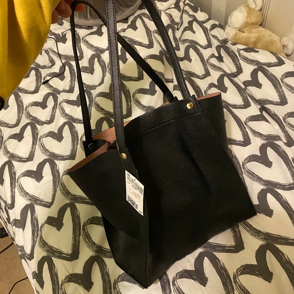 Splitter ny elegant svart handväska. Har aldrig använts och har ett litet fack inuti. Perfekt för att ha böcker eller annat viktigt inuti sig <3. Väskor.