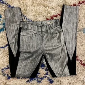 Acne jeans - Jätte coola & unika acne jeans i silver & svart!!! Super fint till en middag. Storlek 36