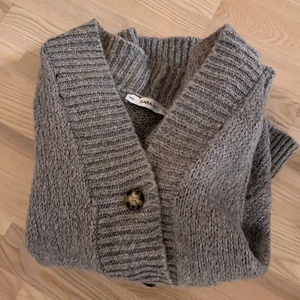 Kofta  - Lång grå kofta, köpt på zara. Super mysig! ♥️ oversized.