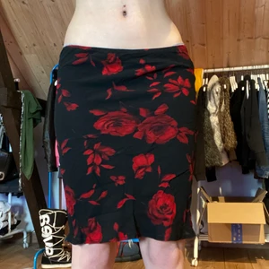 Kjol med rosor - Fin kjol med rosor