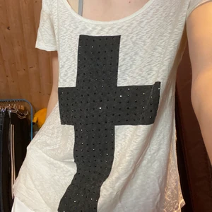 T-shirt med kors - Skön tröja med kors