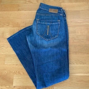 Fornarinajeans - Fina, välbevarade jFornarinaeans. Något utsvängda ben, låg midja.