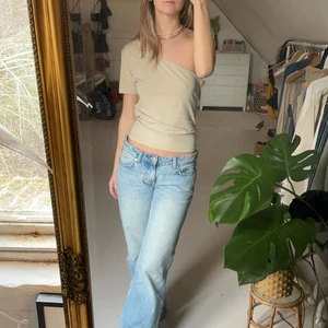 Oneshoulder topp  - Så så fin beige topp med en arm!!! Väldigt bekväm! Står ingen strl men passar xs/s/m. Jag har strl XS/S. Köparen står för frakten🌈 
