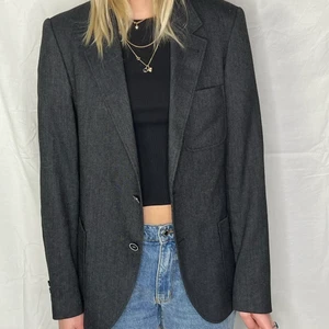 Svart blazer - Kontakta oss via DM på vår Instagram @reloved_uf om du är intresserad!
