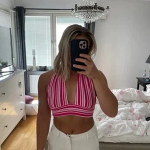Supersöt rosa trendig topp  - Jag säljer denna super snygga rosa toppen då den inte kommer till användning längre!!💕 Inte för liten i storleken, krymper heller inte i tvätten!!☺️Knytning där bak, banden är långa då man väljer själv hur man ska göra med dom. Köpt förra sommaren och använt nån enstaka gång☺️ kom privat om ni vill ha mer bilder eller diskutera priser!!💓💓    buda gärna!!☀️☀️