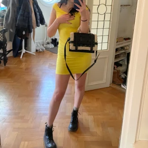 Gul Klänning - Superfin gul sommarklänning!! Jag är 174 cm lång. Tveka inte att höra av dig vid frågor eller fler bilder <33